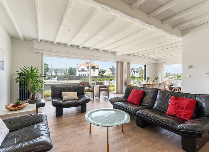 Villa Renee in De Haan, Belgische kust, vakantiehuis met moderne buitenkant op rustige straat.