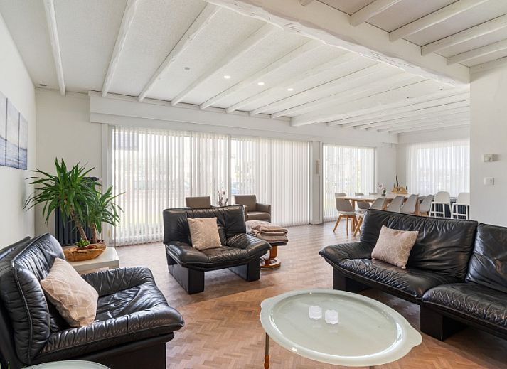 Villa Renee in De Haan, Belgische kust, vakantiehuis met moderne buitenkant op rustige straat.