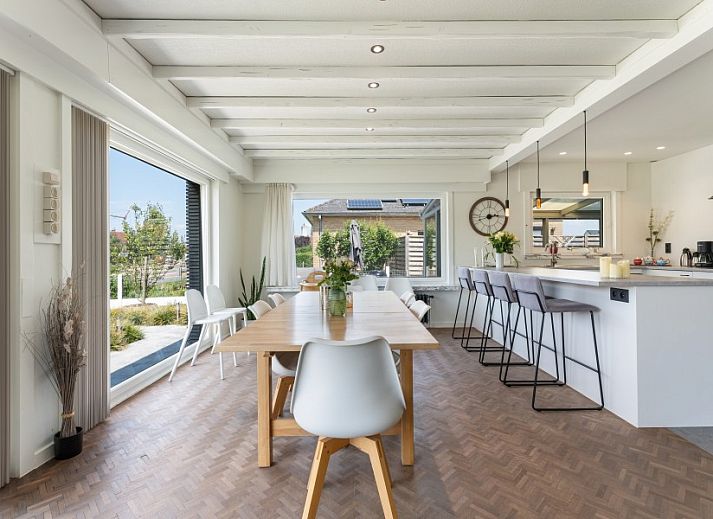 Villa Renee in De Haan, Belgische kust, vakantiehuis met moderne buitenkant op rustige straat.