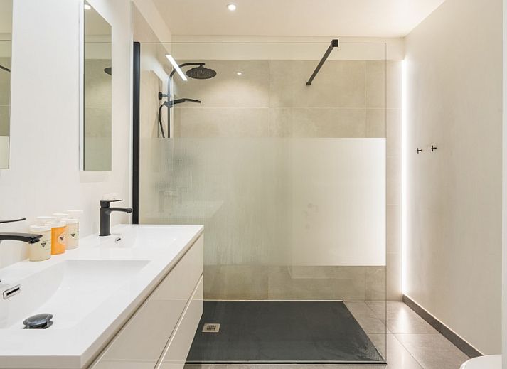 Moderne keuken in Villa Renee, De Haan, Belgische kust, met ruime werkbladen en apparatuur.