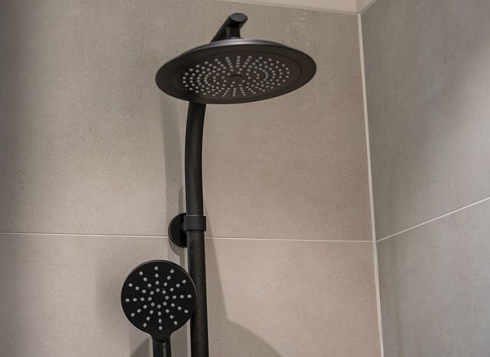 Moderne keuken in Villa Renee, De Haan, Belgische kust, met ruime werkbladen en apparatuur.