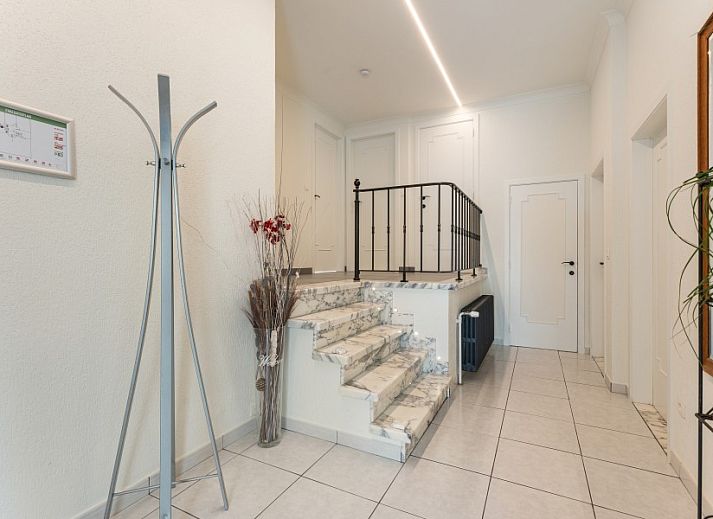 Moderne keuken in Villa Renee, De Haan, Belgische kust, met ruime werkbladen en apparatuur.