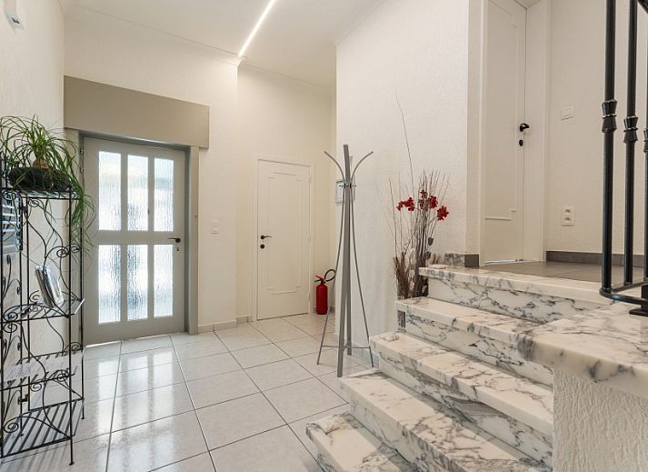 Moderne keuken in Villa Renee, De Haan, Belgische kust, met ruime werkbladen en apparatuur.
