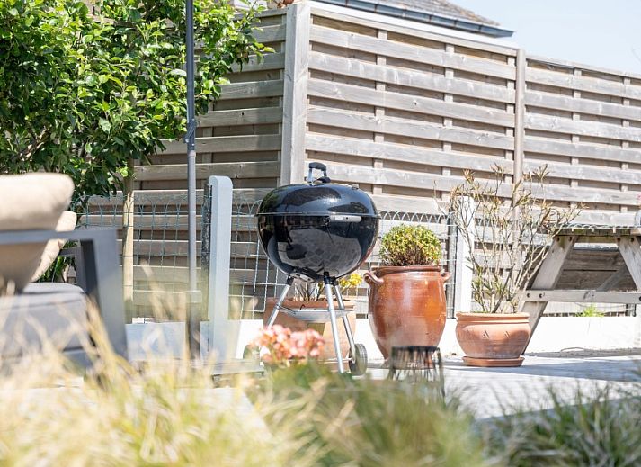 Moderne keuken in Villa Renee, De Haan, Belgische kust, met ruime werkbladen en apparatuur.