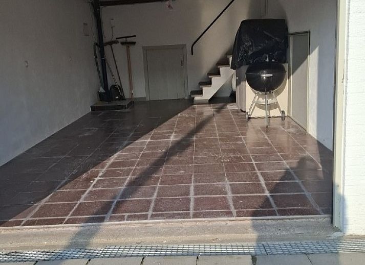 Gezellige zithoek met open haard in Villa Renee, De Haan, Belgische kust.