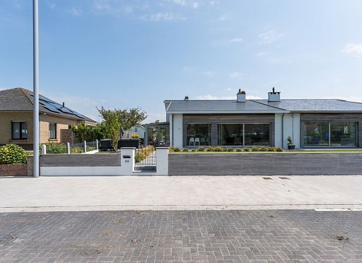 Gezellige zithoek met open haard in Villa Renee, De Haan, Belgische kust.
