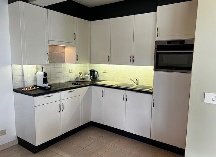 DIOMAR appartement in De Haan, Belgie met moderne architectuur en ruime balkons.