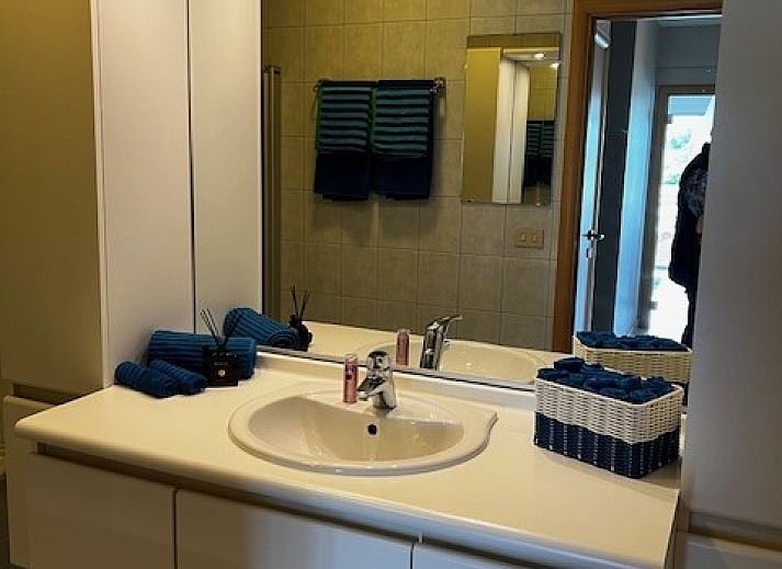 Gezellige woonkamer in DIOMAR appartement, De Haan, met comfortabel interieur en uitzicht op balkon.