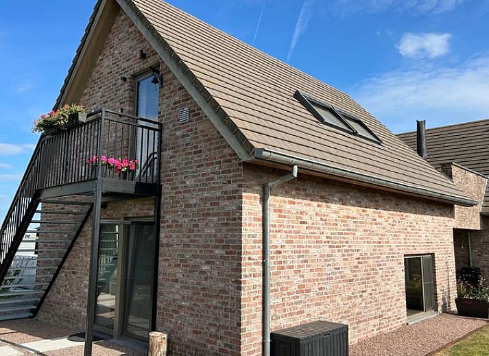 Ferienhaus in PROVEN, ein charmantes Cottage in Proven, Westflandern, mit rustikalen Ziegeln und einer einladenden Terrasse.