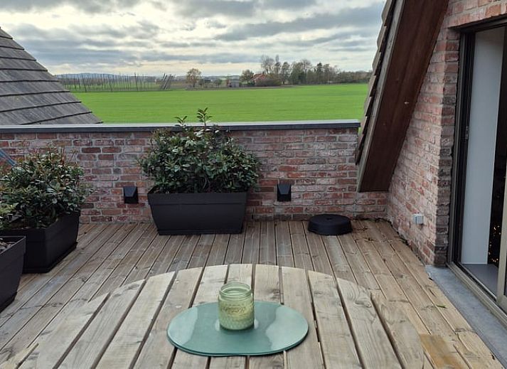 Ferienhaus in PROVEN, ein charmantes Cottage in Proven, Westflandern, mit rustikalen Ziegeln und einer einladenden Terrasse.