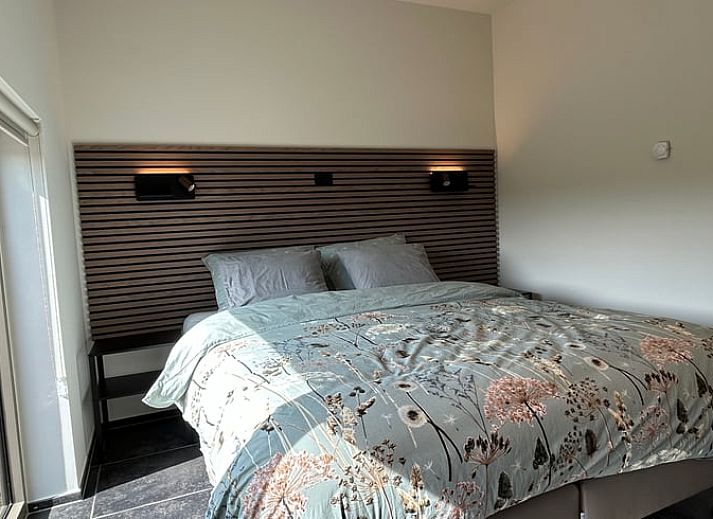 Ferienhaus in PROVEN, ein charmantes Cottage in Proven, Westflandern, mit rustikalen Ziegeln und einer einladenden Terrasse.