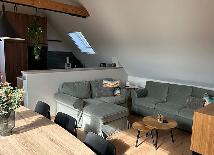 Ferienhaus in PROVEN, ein charmantes Cottage in Proven, Westflandern, mit rustikalen Ziegeln und einer einladenden Terrasse.