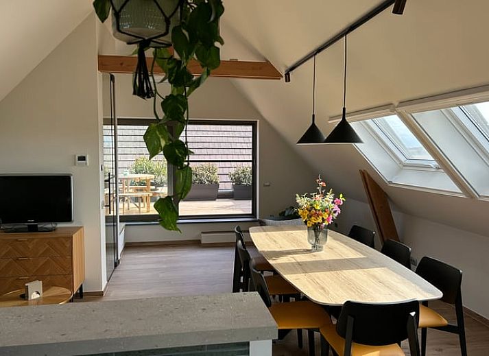 Ferienhaus in PROVEN, ein charmantes Cottage in Proven, Westflandern, mit rustikalen Ziegeln und einer einladenden Terrasse.