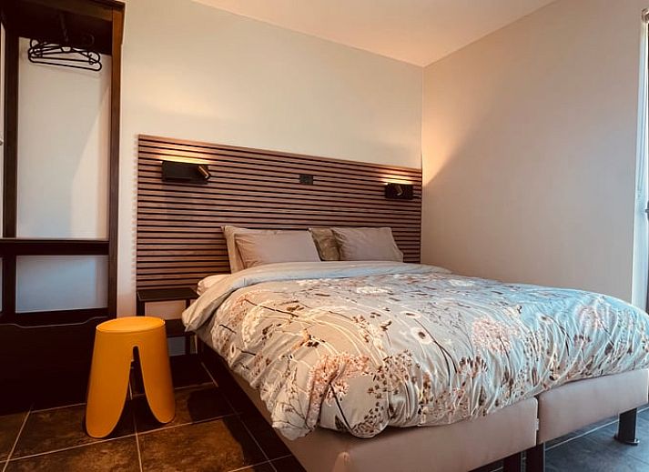 Geniessen Sie die Aussicht auf die gruene Landschaft von der Terrasse des Ferienhauses in PROVEN, Westflandern, Belgien.