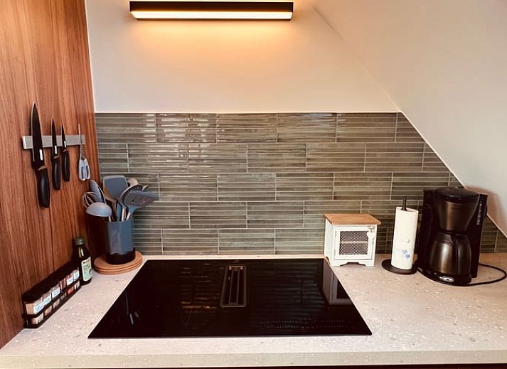 Geniessen Sie die Aussicht auf die gruene Landschaft von der Terrasse des Ferienhauses in PROVEN, Westflandern, Belgien.