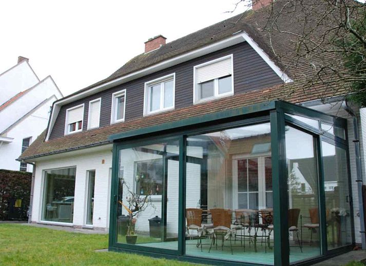 Cozy living room in vacation home BK038, Koksijde, West Flanders, with comfortable sitting area and warm furnishings.