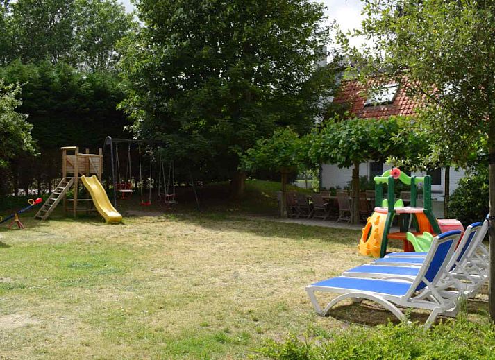 Bedroom with bunk bed in vacation home BK038, Koksijde, West Flanders, overlooking quiet neighborhood.