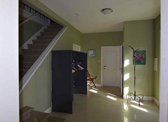 Bedroom with bunk bed in vacation home BK038, Koksijde, West Flanders, overlooking quiet neighborhood.