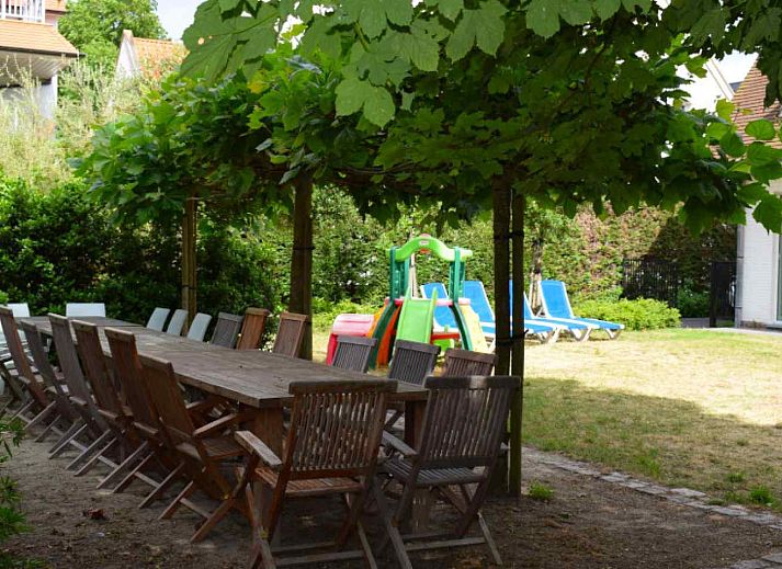 Bedroom with bunk bed in vacation home BK038, Koksijde, West Flanders, overlooking quiet neighborhood.