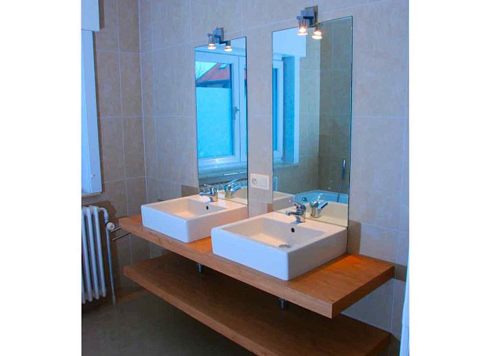 Stylish bathroom in vacation home BK038, Koksijde, West Flanders, with double sink and modern design.