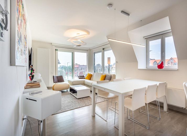 Stijlvolle binnenruimte van Aime 303 vakantiehuis in Koksijde, West-Vlaanderen, met moderne inrichting en veel natuurlijk licht.