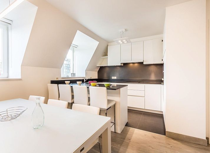 Stijlvolle binnenruimte van Aime 303 vakantiehuis in Koksijde, West-Vlaanderen, met moderne inrichting en veel natuurlijk licht.
