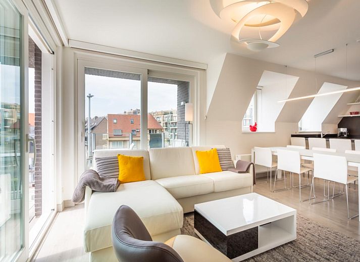 Stijlvolle binnenruimte van Aime 303 vakantiehuis in Koksijde, West-Vlaanderen, met moderne inrichting en veel natuurlijk licht.