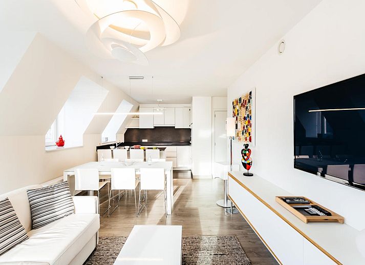 Stijlvolle binnenruimte van Aime 303 vakantiehuis in Koksijde, West-Vlaanderen, met moderne inrichting en veel natuurlijk licht.