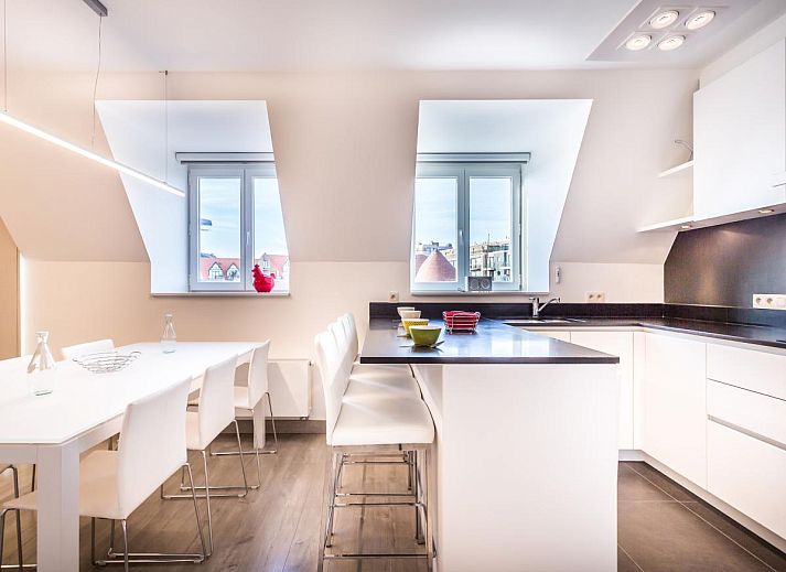 Moderne keuken in Aime 303 vakantiehuis in Koksijde, West-Vlaanderen met lichte inrichting en eetruimte voor een comfortabele vakantie.