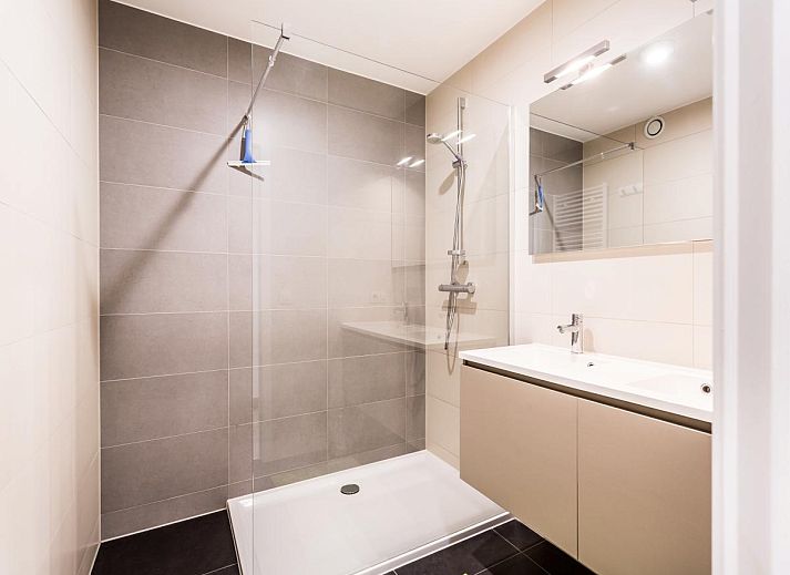 Moderne keuken in Aime 303 vakantiehuis in Koksijde, West-Vlaanderen met lichte inrichting en eetruimte voor een comfortabele vakantie.