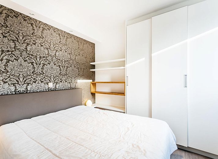 Geniet van het uitzicht vanaf het balkon van Aime 303, een modern vakantiehuis in Koksijde, West-Vlaanderen, Belgie.