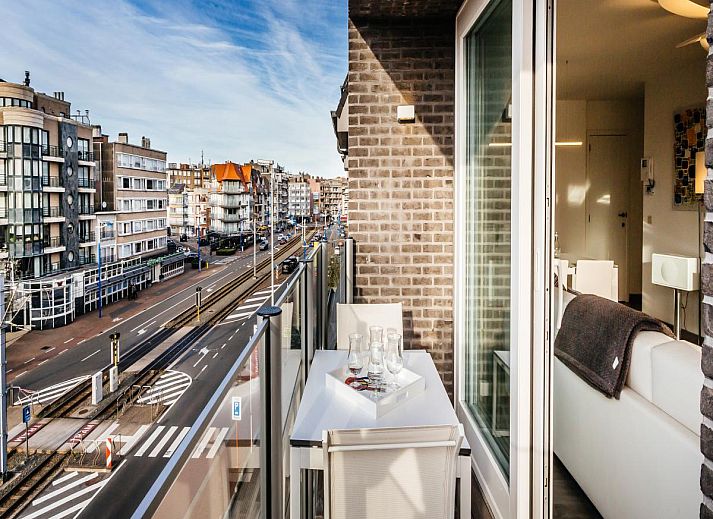 Geniet van het uitzicht vanaf het balkon van Aime 303, een modern vakantiehuis in Koksijde, West-Vlaanderen, Belgie.