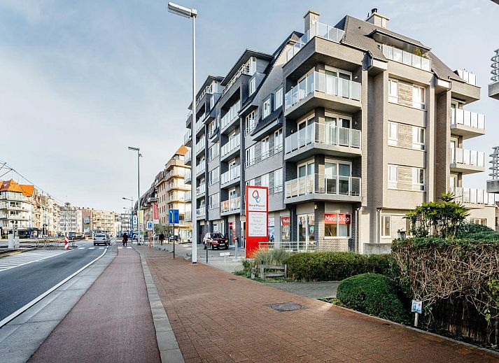 Geniet van het uitzicht vanaf het balkon van Aime 303, een modern vakantiehuis in Koksijde, West-Vlaanderen, Belgie.