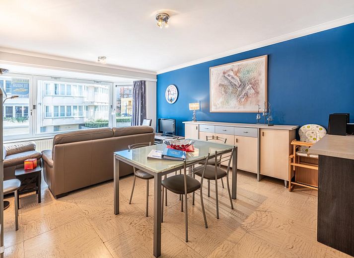 Gezellige woonkamer van Apollo Gelijkvloers vakantiehuis in Koksijde, West-Vlaanderen met modern interieur en veel natuurlijk licht.