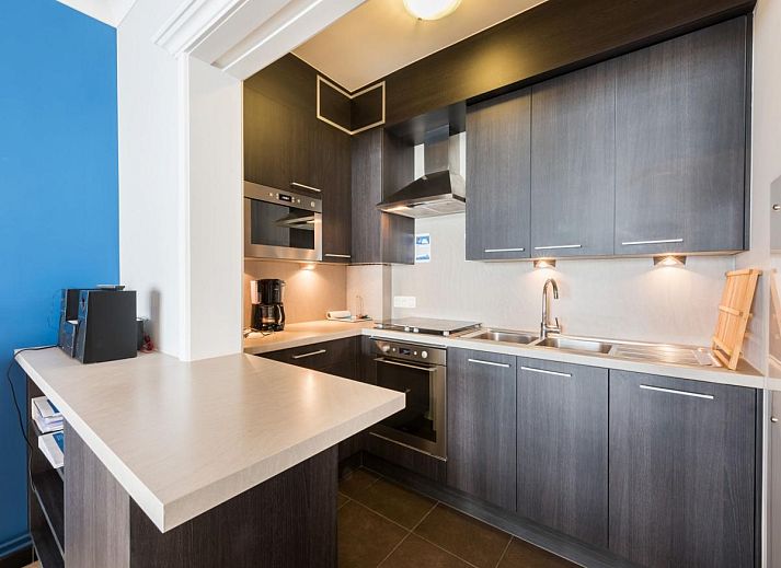 Gezellige woonkamer van Apollo Gelijkvloers vakantiehuis in Koksijde, West-Vlaanderen met modern interieur en veel natuurlijk licht.