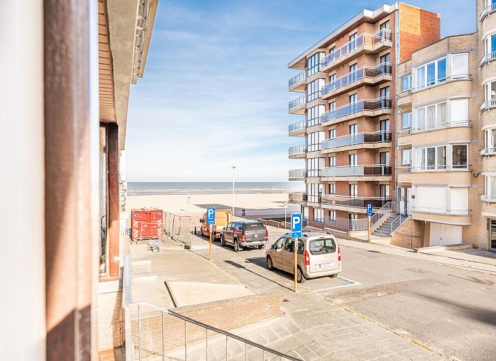 Gezellige woonkamer van Apollo Gelijkvloers vakantiehuis in Koksijde, West-Vlaanderen met modern interieur en veel natuurlijk licht.