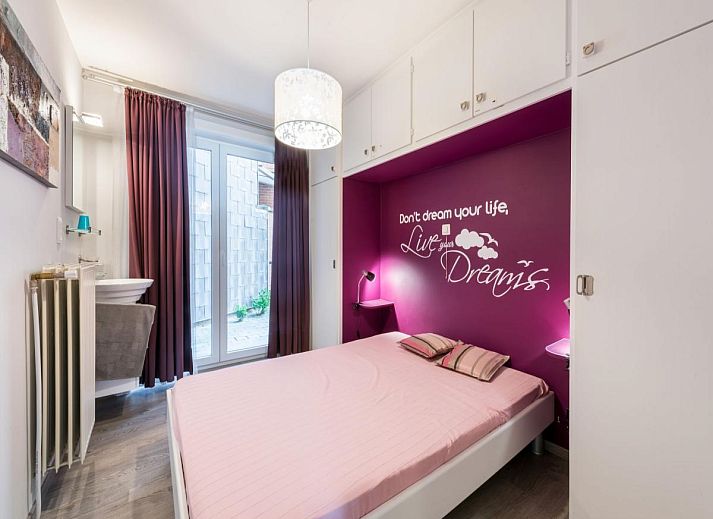 Gezellige woonkamer van Apollo Gelijkvloers vakantiehuis in Koksijde, West-Vlaanderen met modern interieur en veel natuurlijk licht.