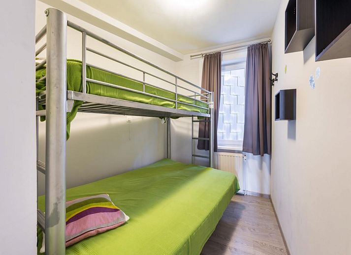 Gezellige woonkamer van Apollo Gelijkvloers vakantiehuis in Koksijde, West-Vlaanderen met modern interieur en veel natuurlijk licht.