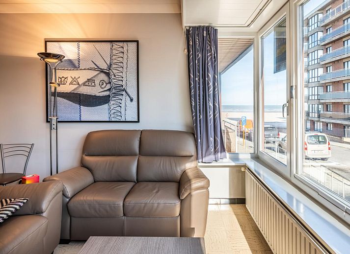 Moderne keuken in Apollo Gelijkvloers vakantiehuis, Koksijde, West-Vlaanderen, met stijlvolle inrichting en hoogwaardige apparatuur.