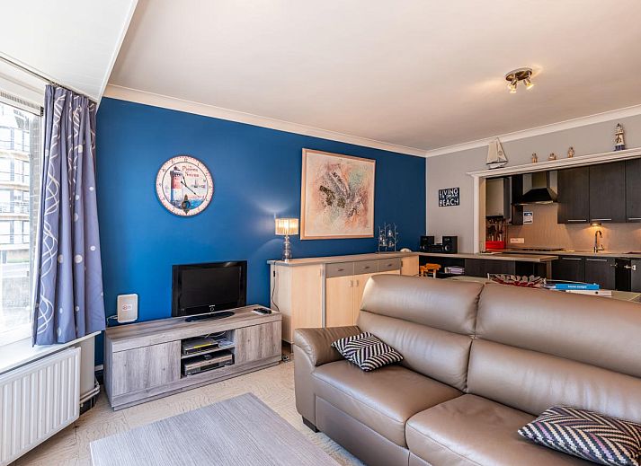 Moderne keuken in Apollo Gelijkvloers vakantiehuis, Koksijde, West-Vlaanderen, met stijlvolle inrichting en hoogwaardige apparatuur.