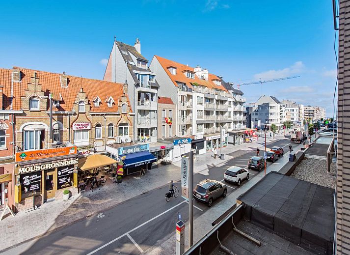 Moderne keuken in vakantiehuis Azcona Twee, Koksijde, West-Vlaanderen, Belgie met houten kasten en moderne apparatuur.