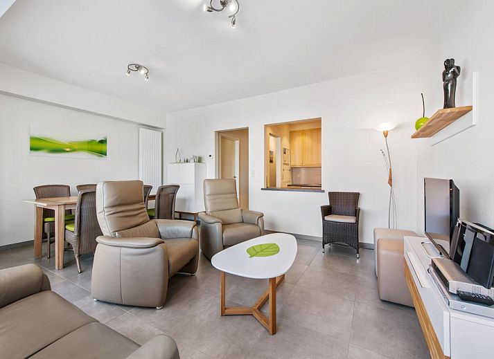 Moderne keuken in vakantiehuis Azcona Twee, Koksijde, West-Vlaanderen, Belgie met houten kasten en moderne apparatuur.