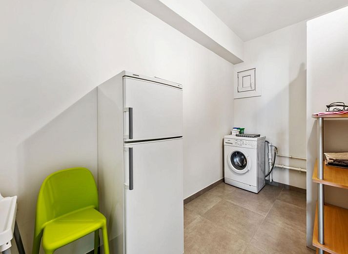 Moderne keuken in vakantiehuis Azcona Twee, Koksijde, West-Vlaanderen, Belgie met houten kasten en moderne apparatuur.