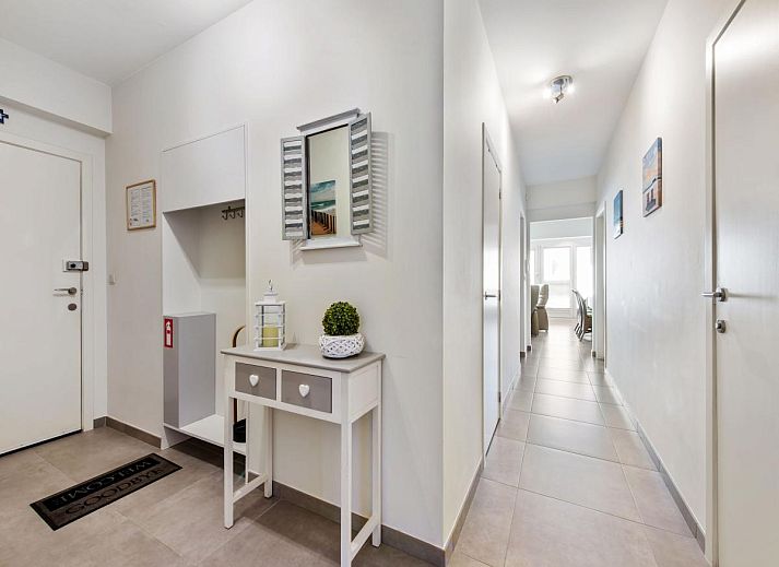Gezellige woonkamer van vakantiehuis Azcona Twee in Koksijde, West-Vlaanderen, Belgie, met moderne inrichting en comfortabele zitplaatsen.