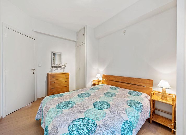 Gezellige woonkamer van vakantiehuis Azcona Twee in Koksijde, West-Vlaanderen, Belgie, met moderne inrichting en comfortabele zitplaatsen.