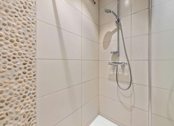 Gezellige woonkamer van vakantiehuis Azcona Twee in Koksijde, West-Vlaanderen, Belgie, met moderne inrichting en comfortabele zitplaatsen.