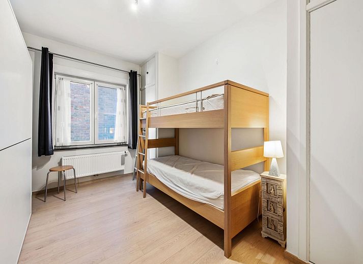 Gezellige woonkamer van vakantiehuis Azcona Twee in Koksijde, West-Vlaanderen, Belgie, met moderne inrichting en comfortabele zitplaatsen.