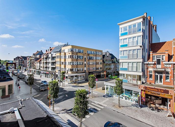 Gezellige woonkamer van vakantiehuis Azcona Twee in Koksijde, West-Vlaanderen, Belgie, met moderne inrichting en comfortabele zitplaatsen.