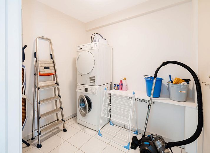 Modern kitchen in vacation home Brit Eerste, Koksijde, West Flanders. Stylish interior with bar and sleek finish.