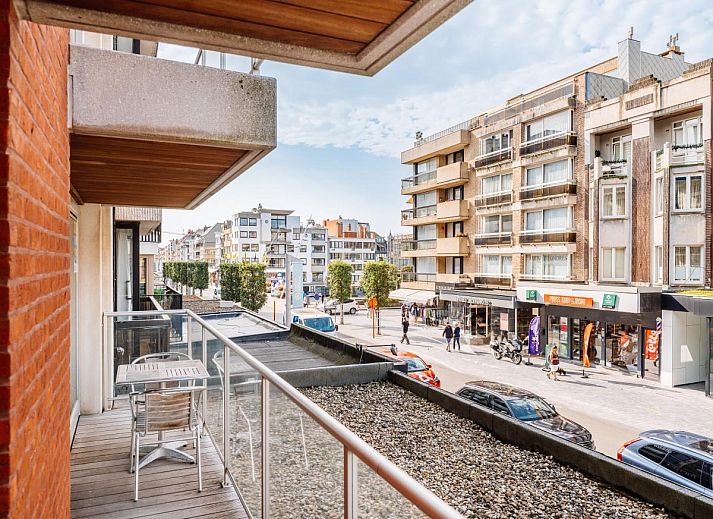 Modern kitchen in vacation home Brit Eerste, Koksijde, West Flanders. Stylish interior with bar and sleek finish.